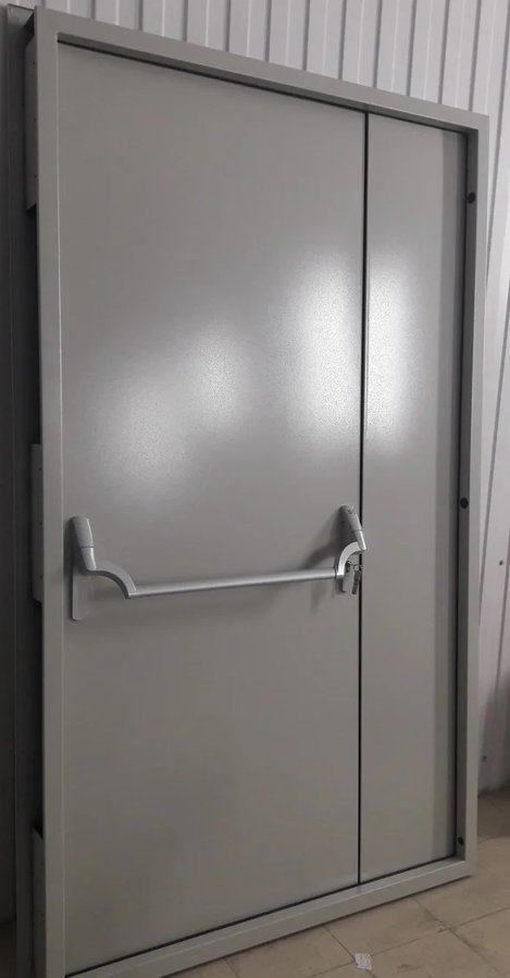 Ugunsdrošas EI metāla durvis ar panikas rokturi